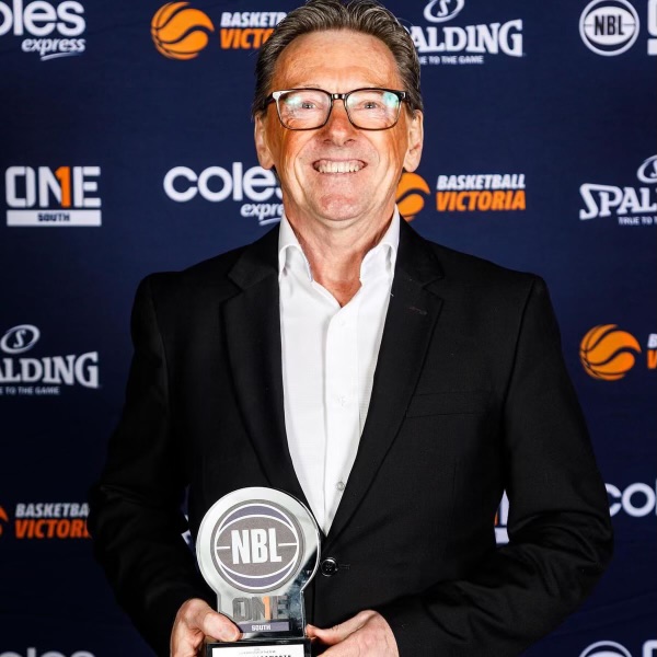 Wayne Holdsworth holding an NBL1 South award